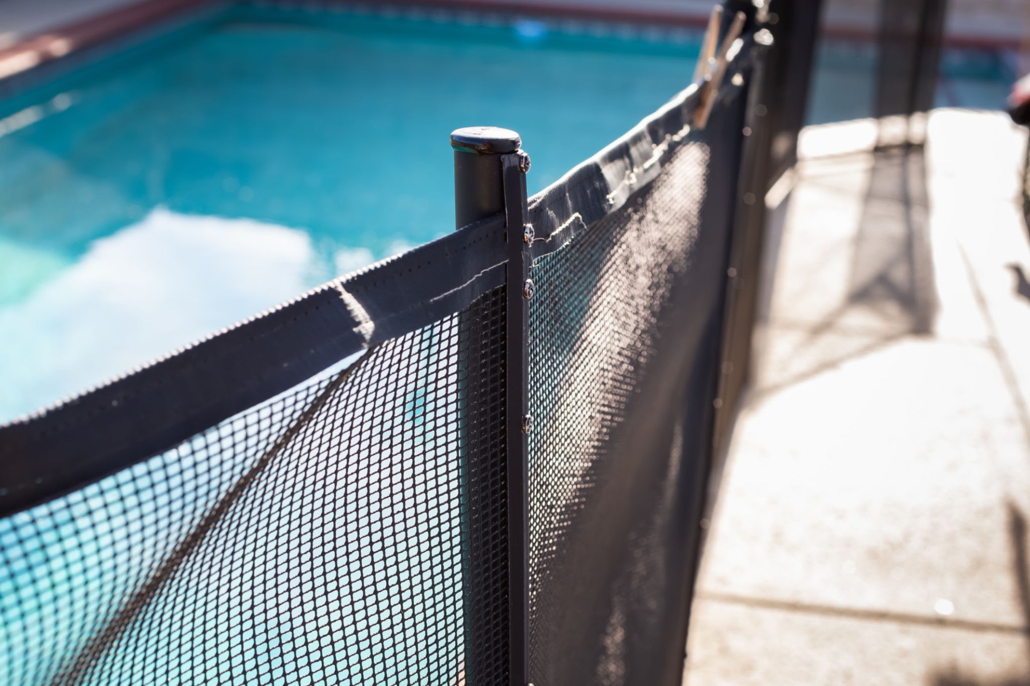 Removable pool fence installation in Laval
